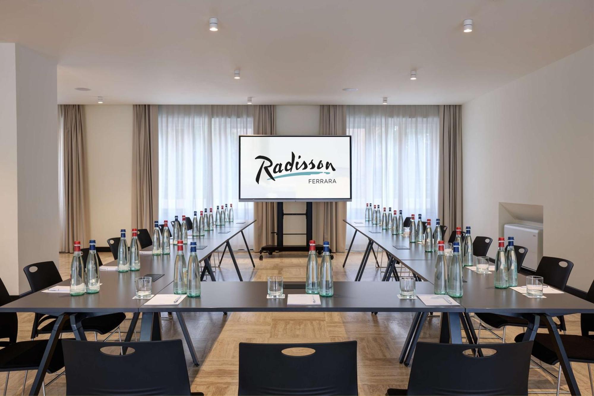 Radisson Hotel Ферара Екстериор снимка