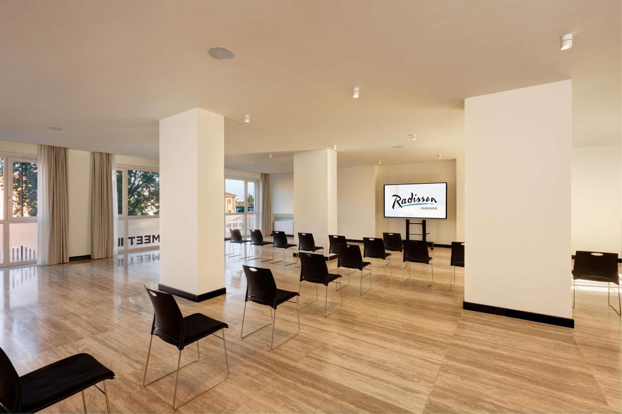 Radisson Hotel Ферара Екстериор снимка